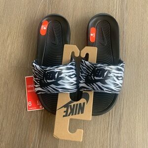 Nike Women’s Victori One Slide Animal Print Size 6